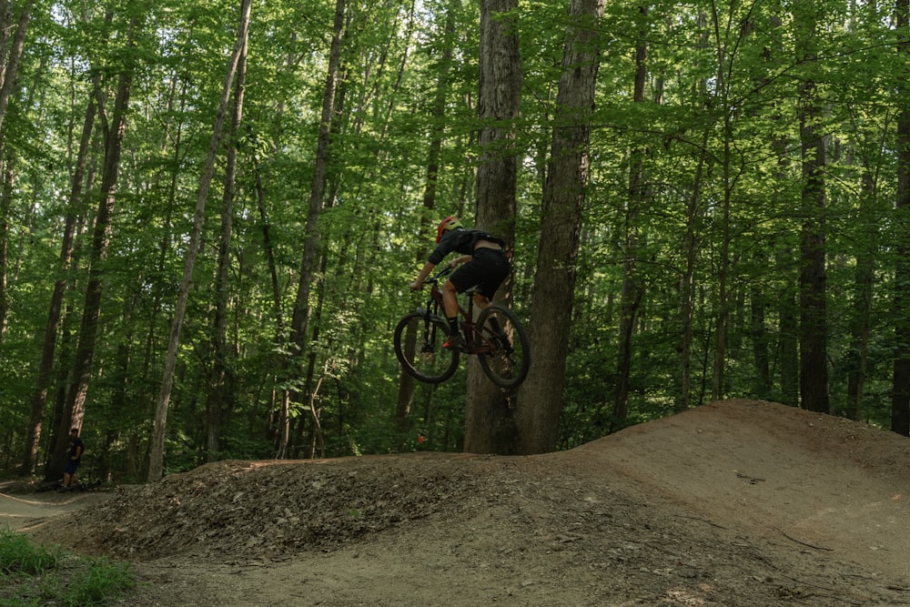 Mann, der tagsüber Fahrrad im Wald fährt