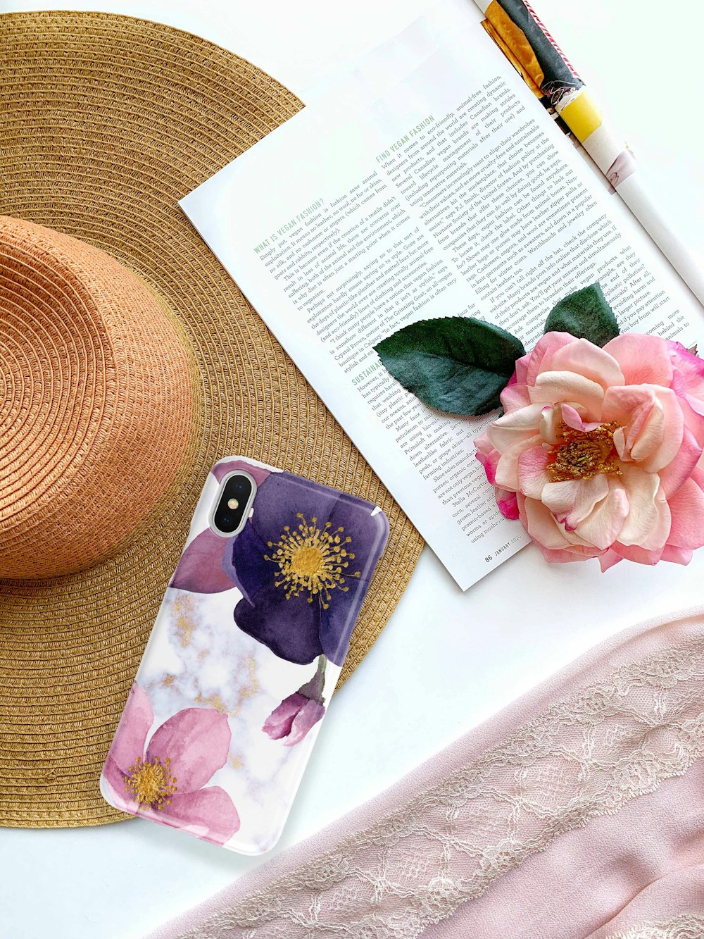 Funda de iPhone floral rosa y negra en la página del libro