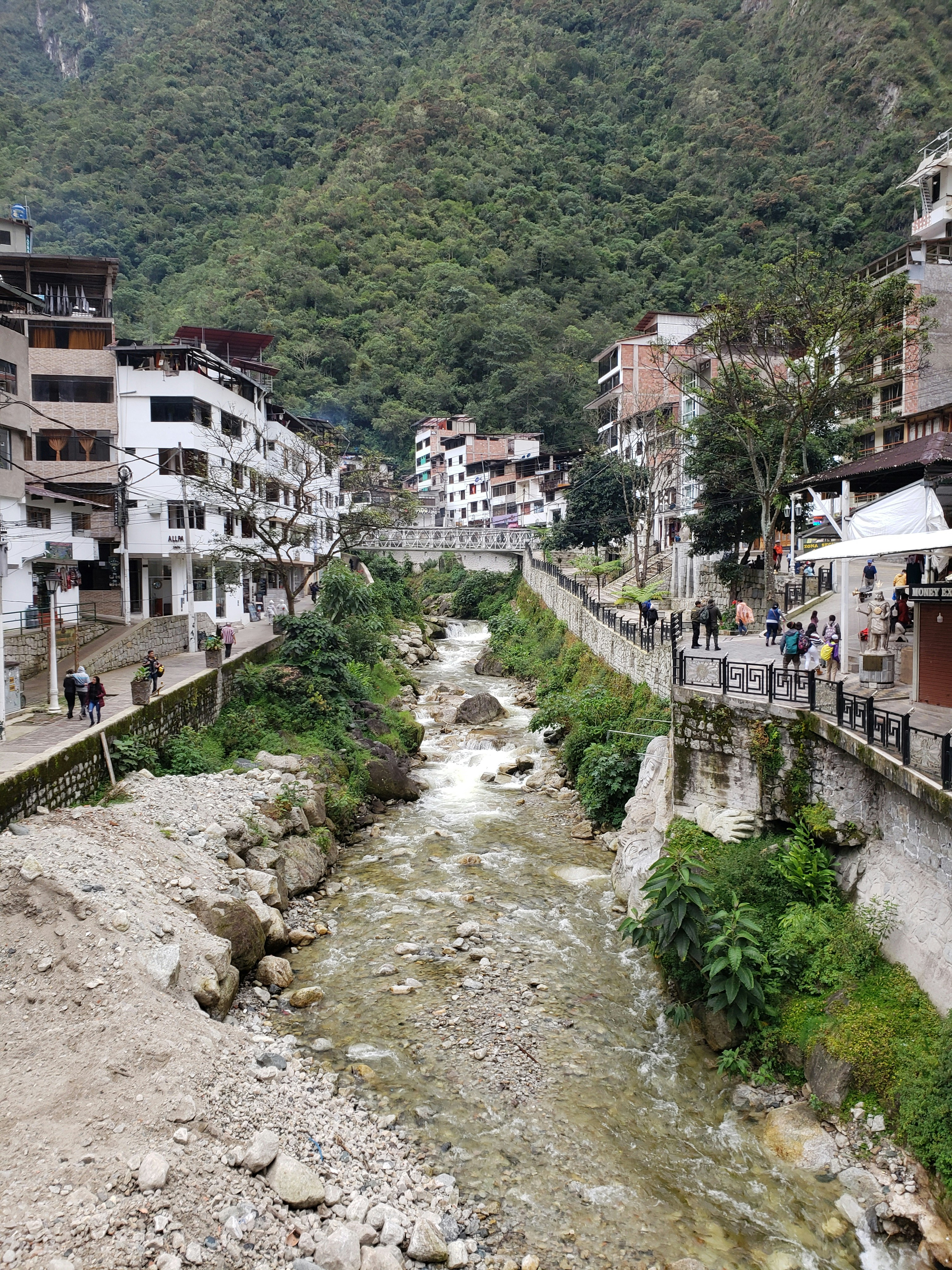 edifícios de concreto branco e marrom perto de árvores verdes durante o dia