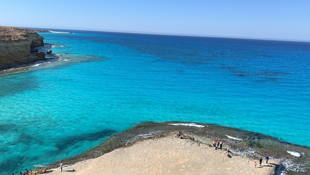 Gente en la playa durante el día