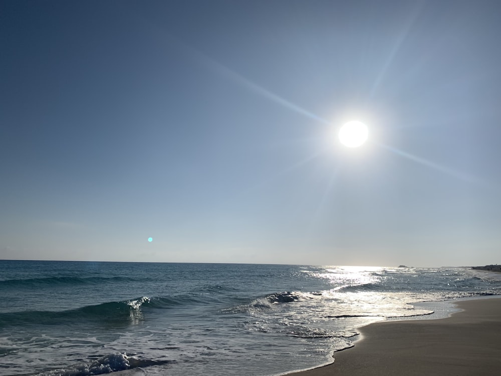 ondas do mar batendo em terra durante o dia