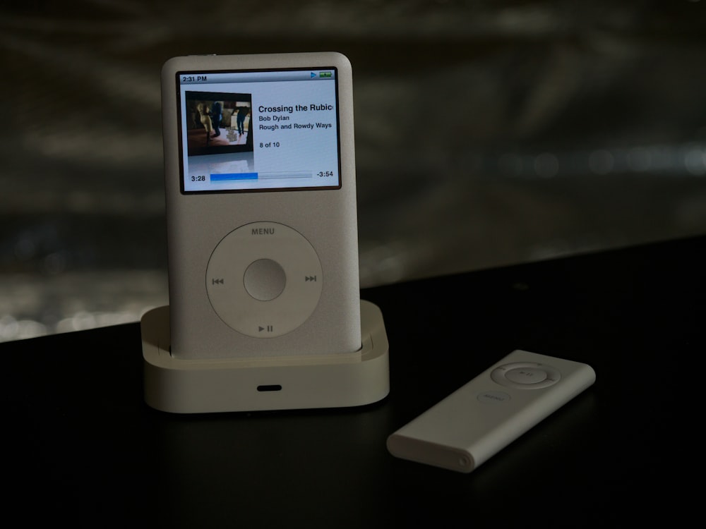 white ipod nano 4 th generation