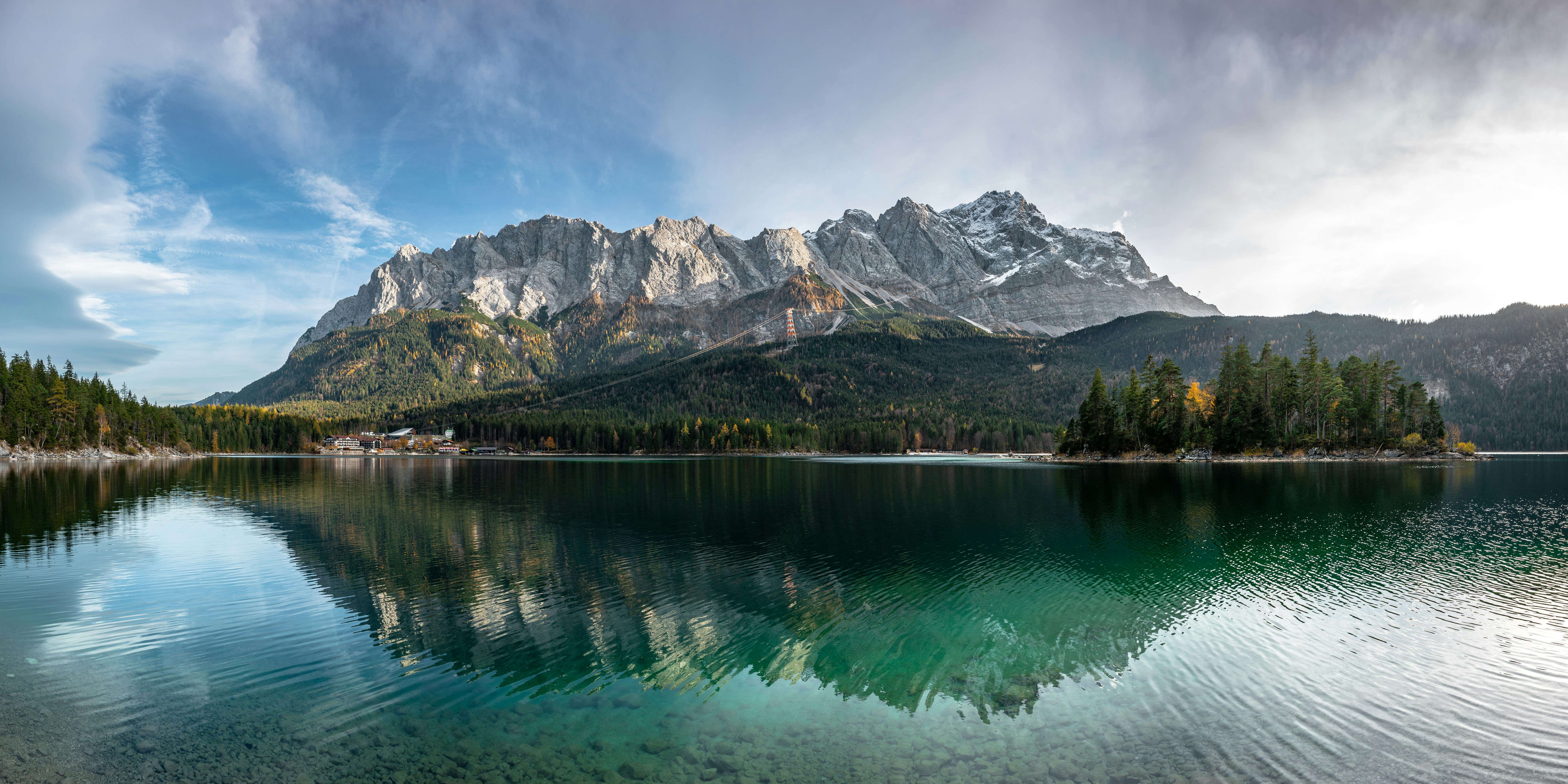 Lac vert près de la montagne sous le ciel bleu pendant la journée