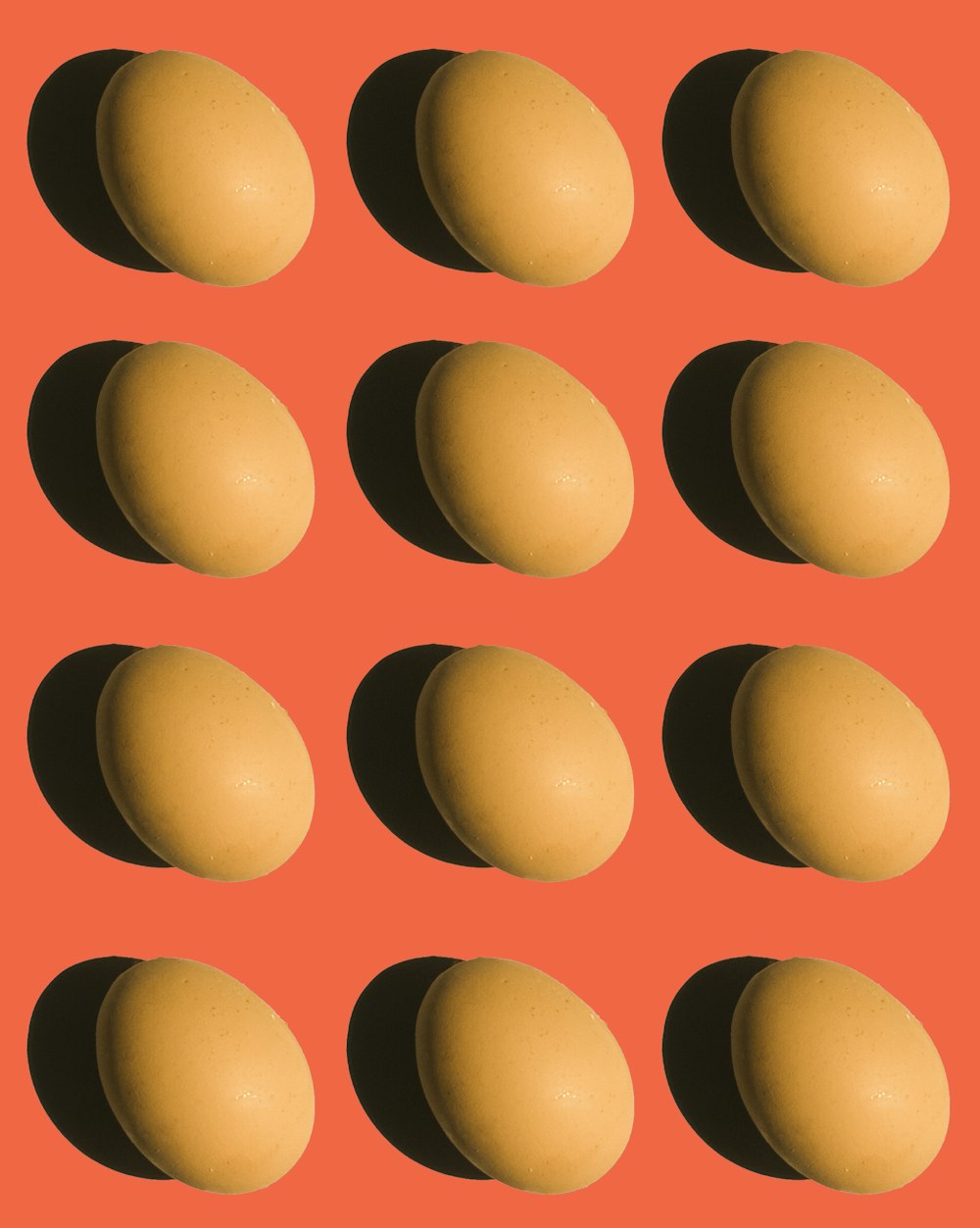 braunes Ei auf orangem Hintergrund