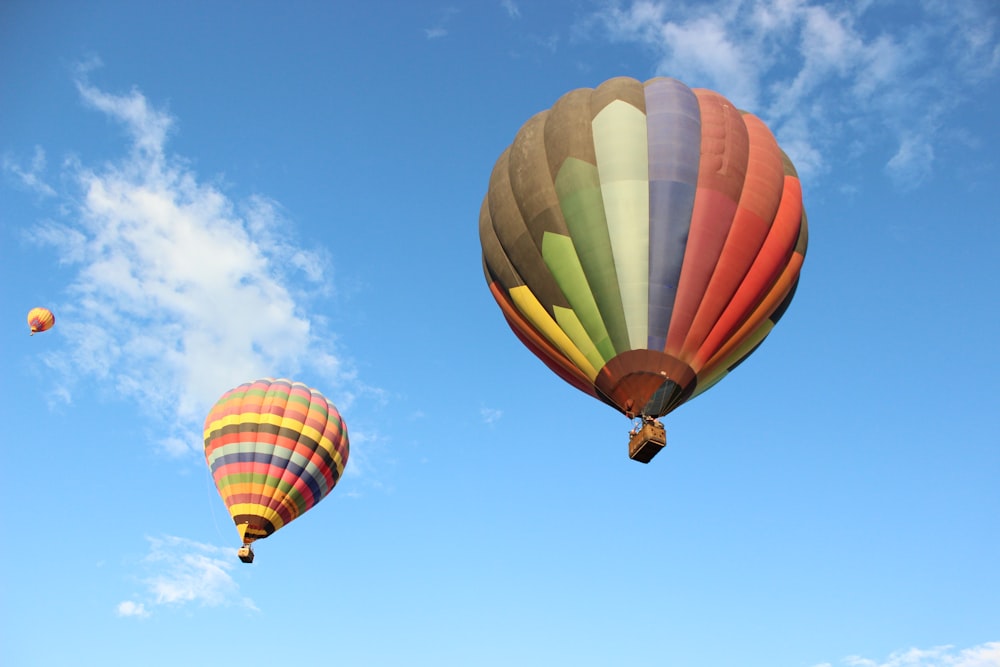 Montgolfière jaune, rouge et bleu sous le ciel bleu pendant la journée