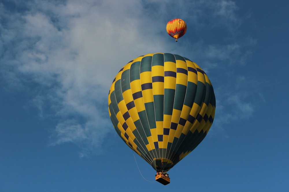 balão de ar quente verde e amarelo no ar
