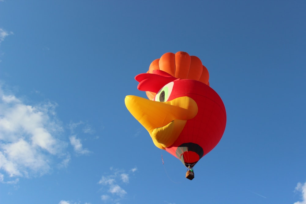 ballons rouges, jaunes et bleus