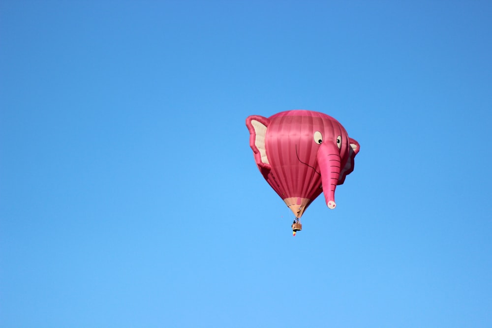 balão de ar quente vermelho no céu