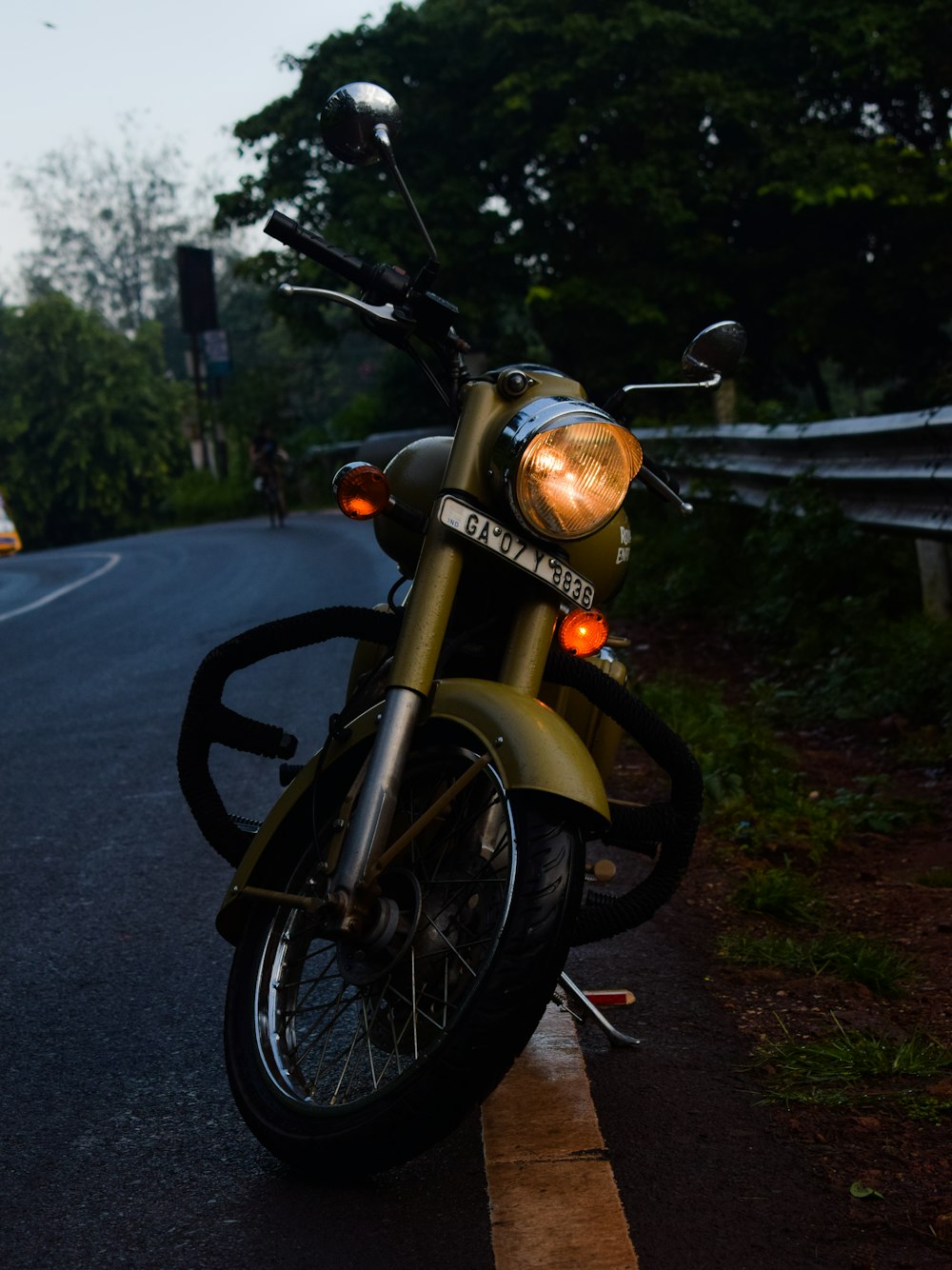 길가에 주차된 주황색과 검은색 오토바이