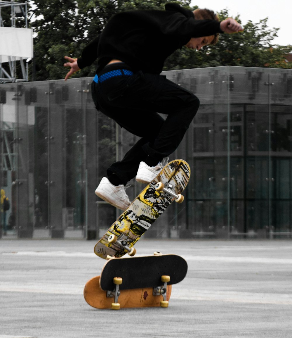 Foto de hombre con pantalones negros y chaqueta negra montando patineta –  Imagen gratuita en Unsplash