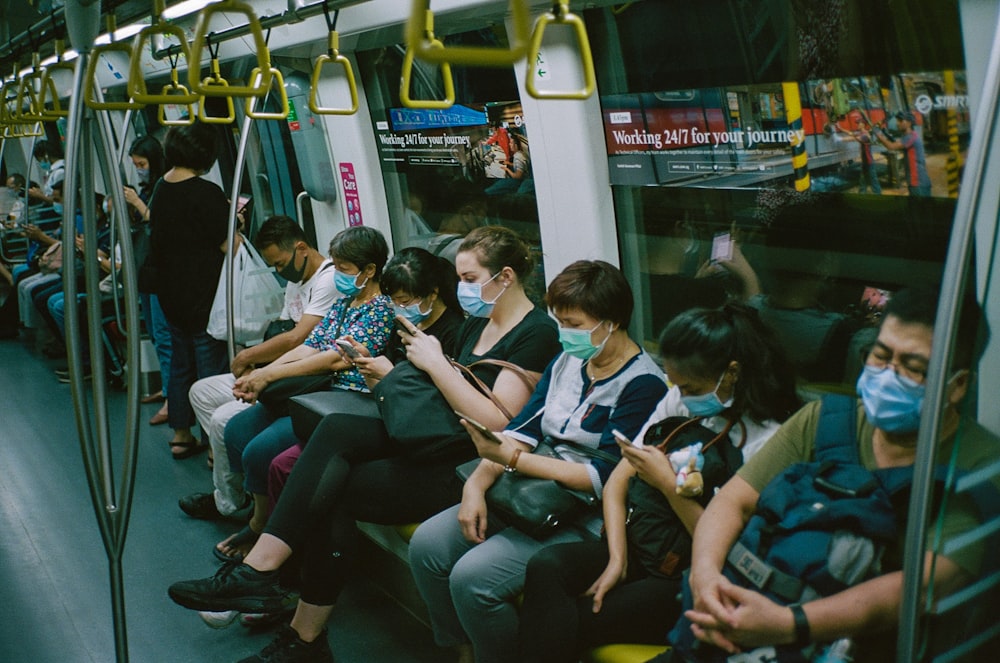 pessoas sentadas no assento do trem