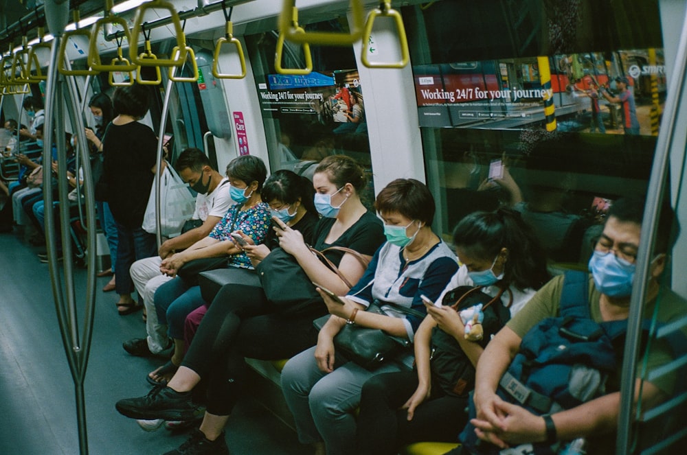 personas sentadas en el asiento del tren