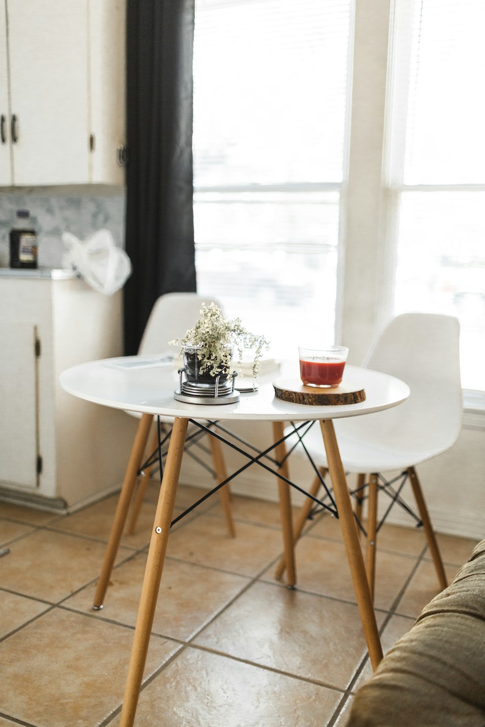 white round table with chairs