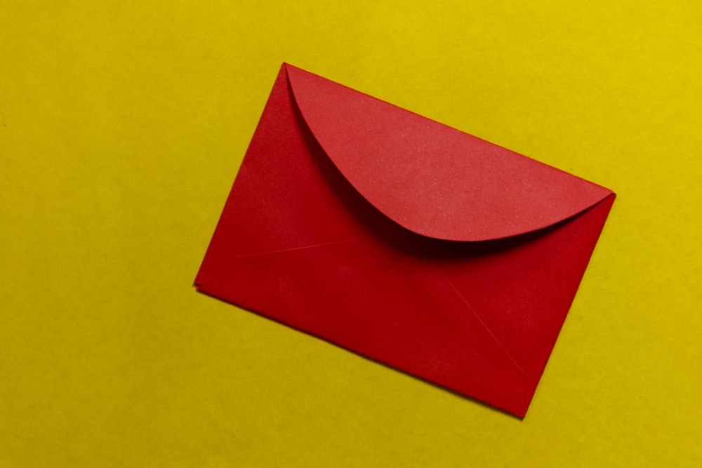 papel rojo sobre superficie amarilla