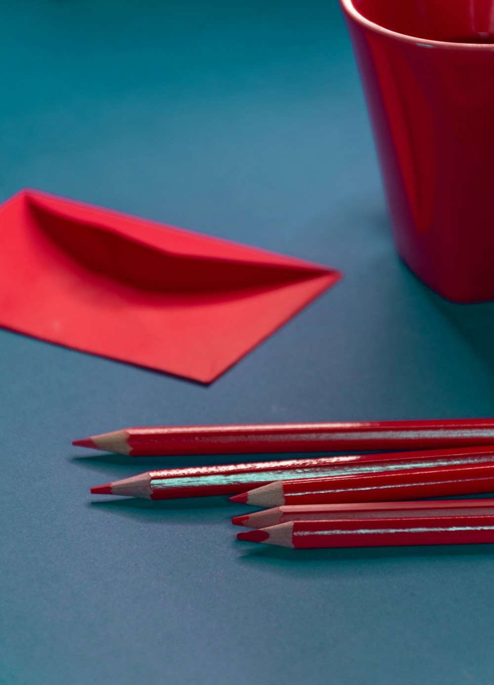 Crayon de couleur rouge sur textile bleu