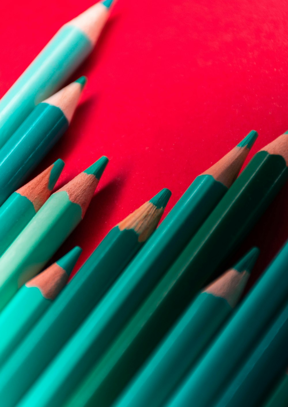 빨간색과 녹색 컬러 연필