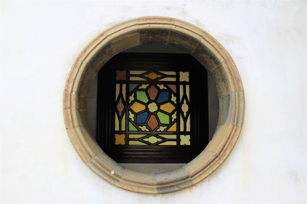 Finestra in vetro incorniciato in legno marrone