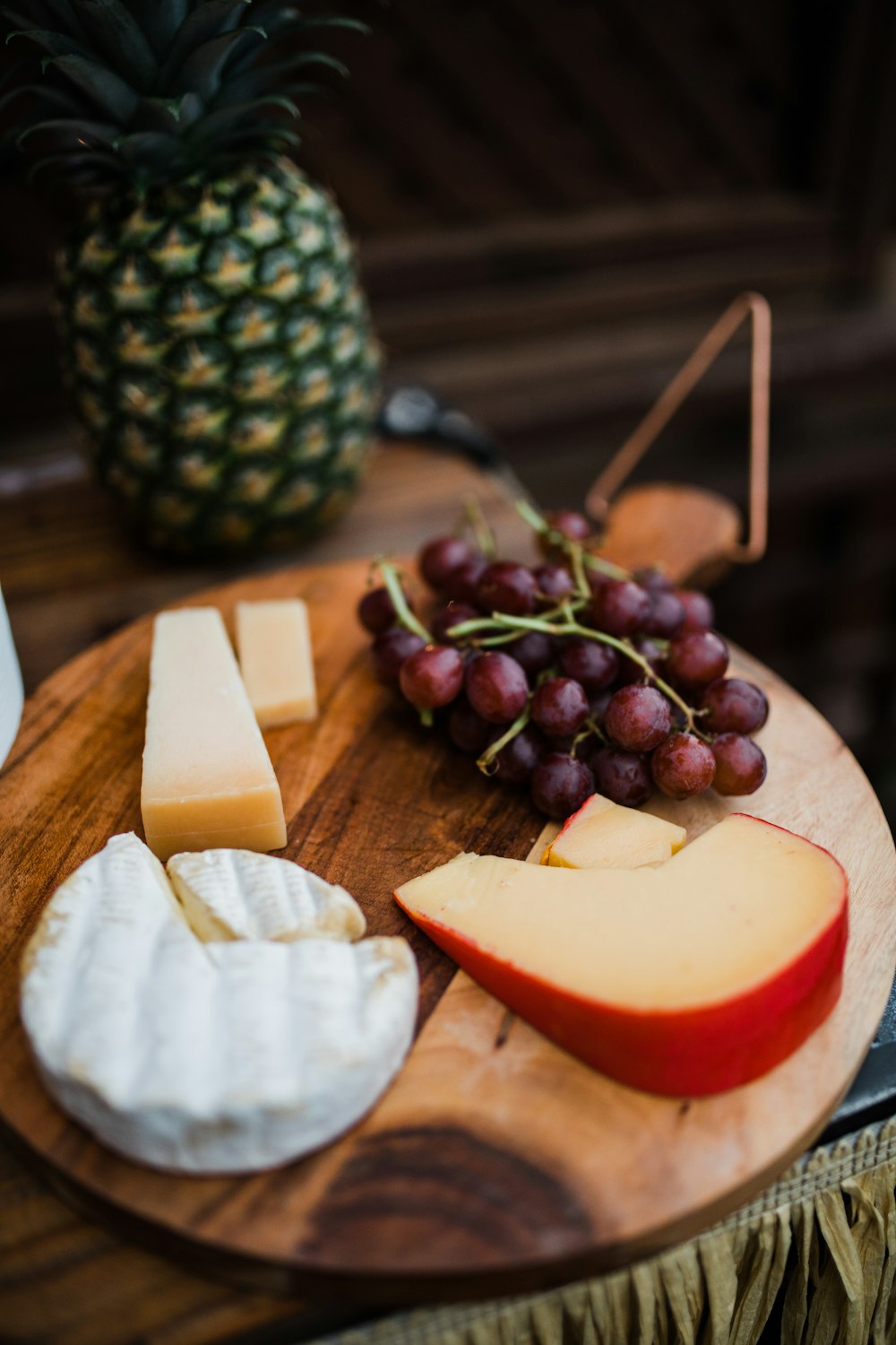 fromage tranché sur une planche à découper en bois brun