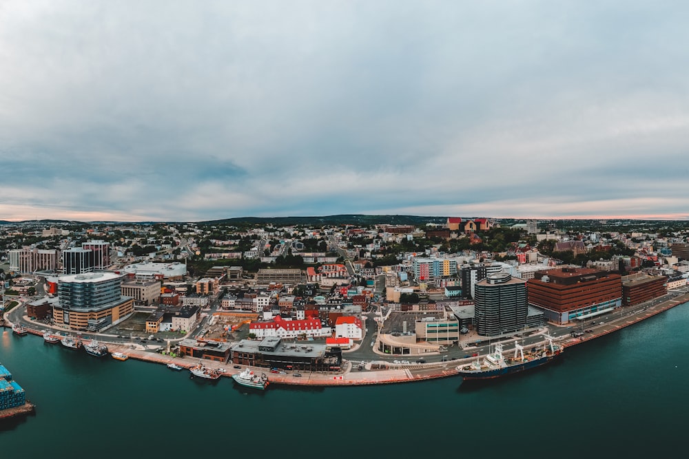 Vue aérienne des bâtiments de la ville pendant la journée