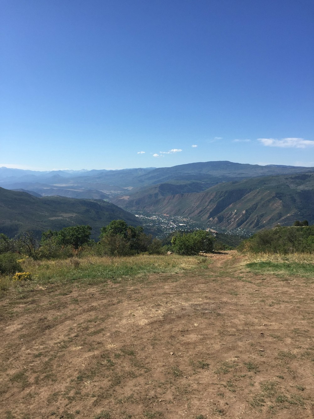 Champ d’herbe verte et montagnes sous le ciel bleu pendant la journée