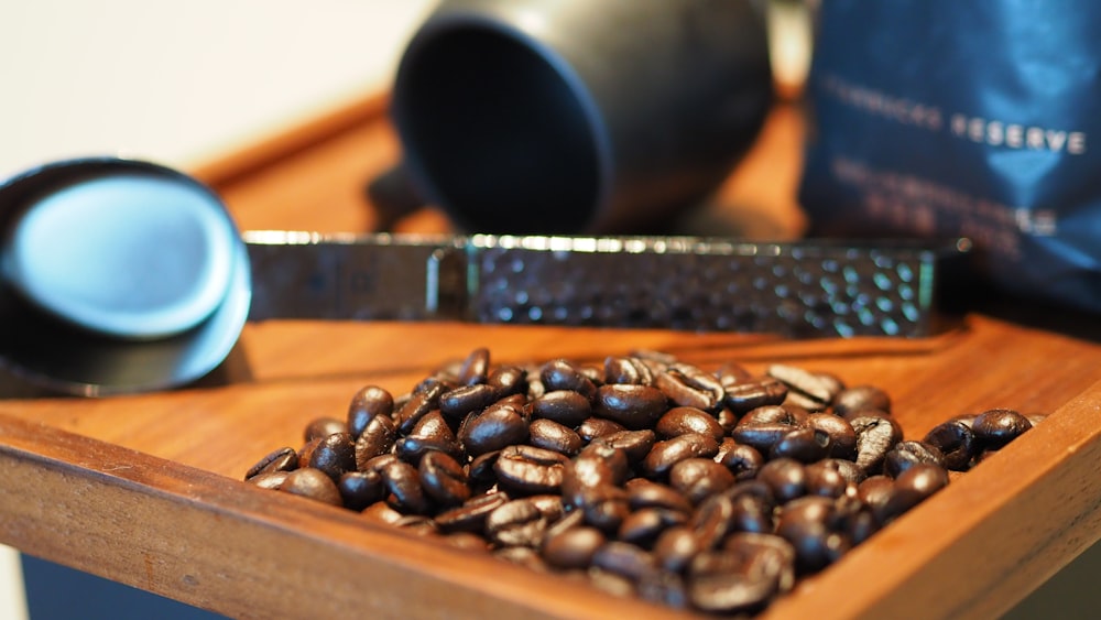 grains de café sur table en bois brun