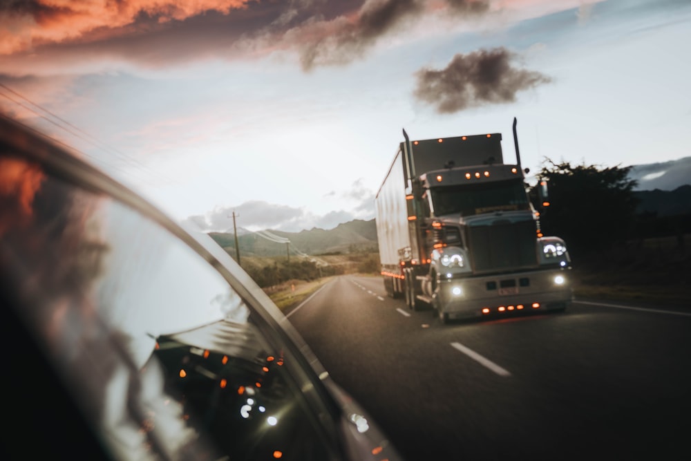 camion rouge sur la route pendant la journée