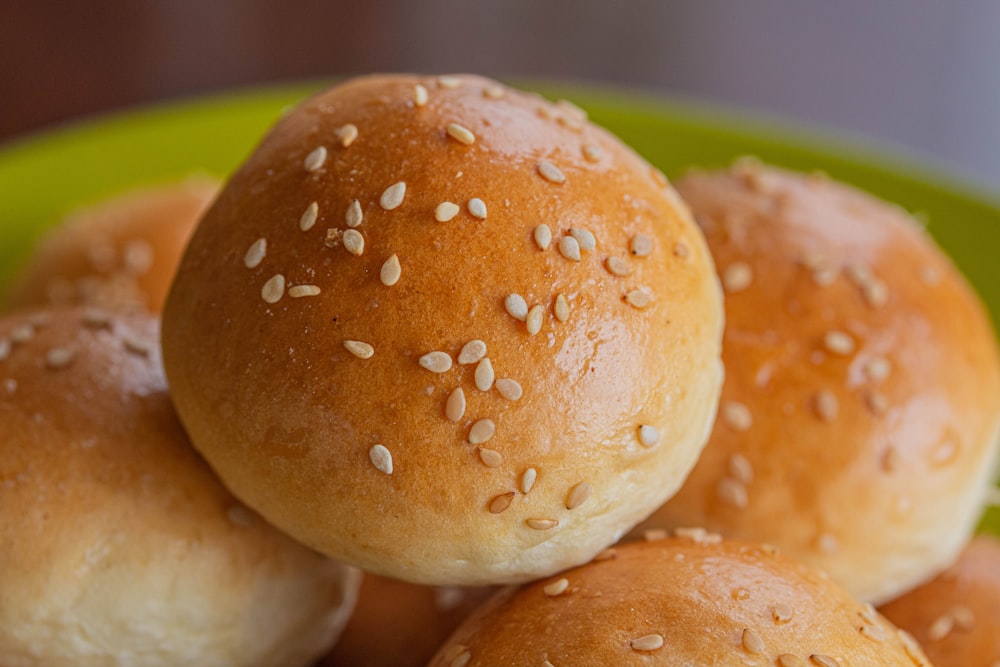 pain brun sur assiette verte