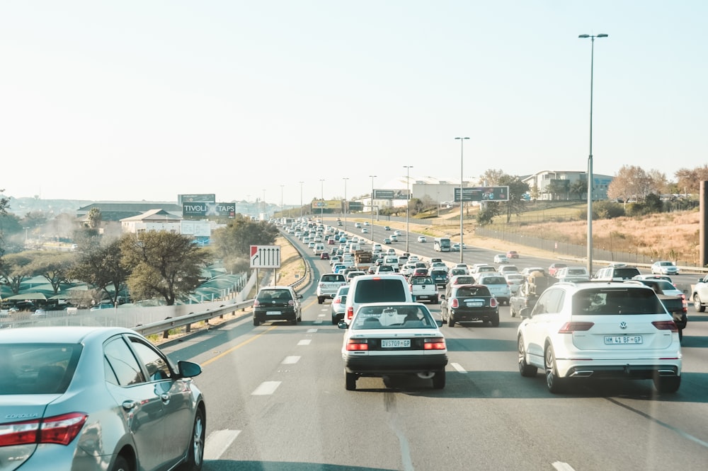 Autos tagsüber auf der Straße