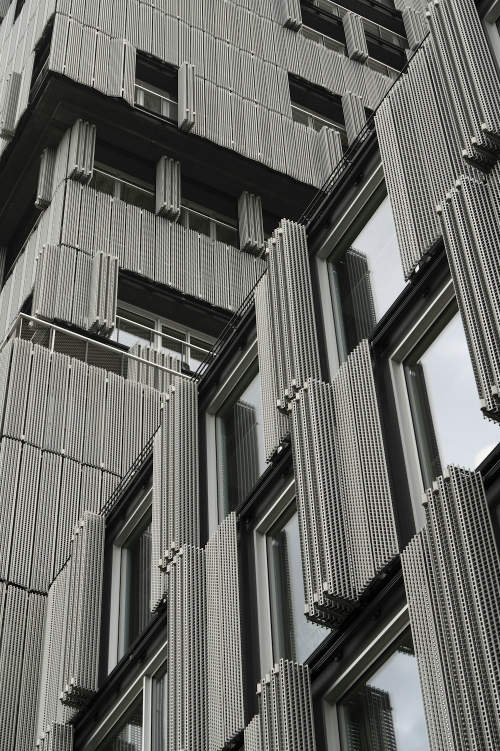 edifício de concreto cinza durante o dia