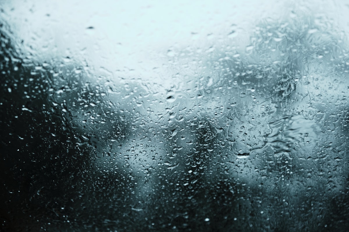 Ventana empañada cubierta de gotas de condensación con vaho en un día frío de invierno