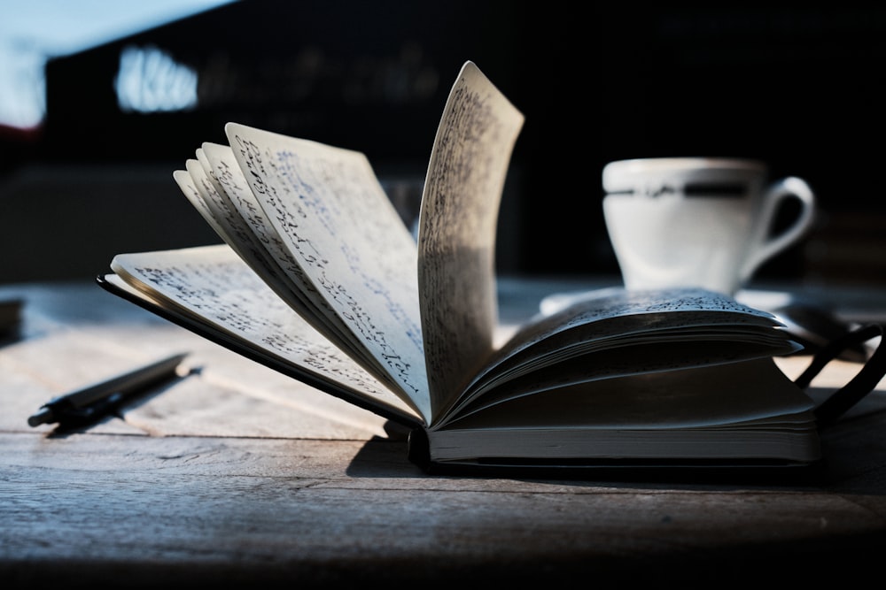 Livre ouvert sur table en bois marron