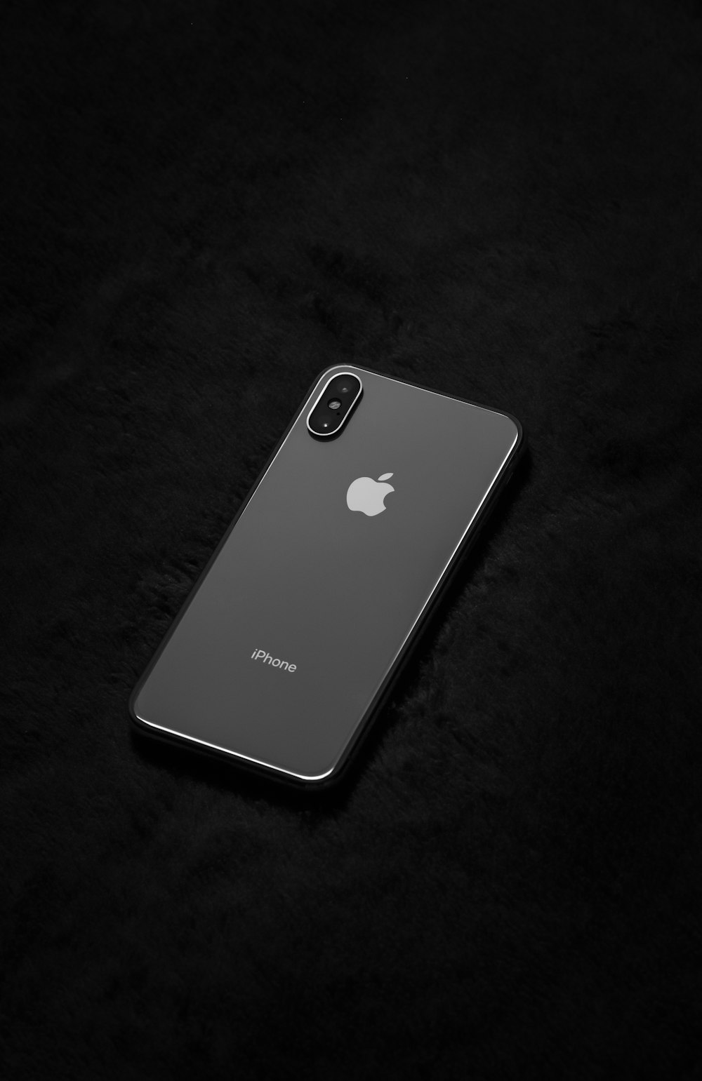 iPhone 6 plateado sobre textil negro