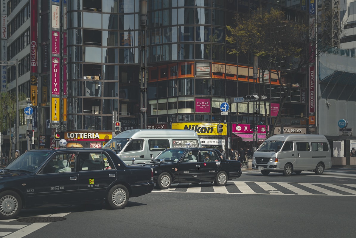日本市區道路上行駛的車輛與街邊建築