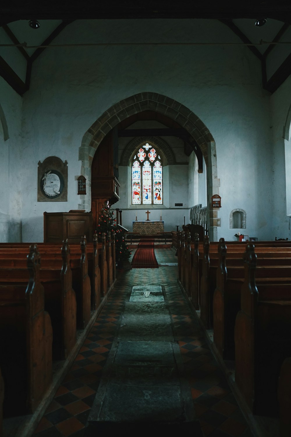 Sillas de madera marrón dentro de la iglesia