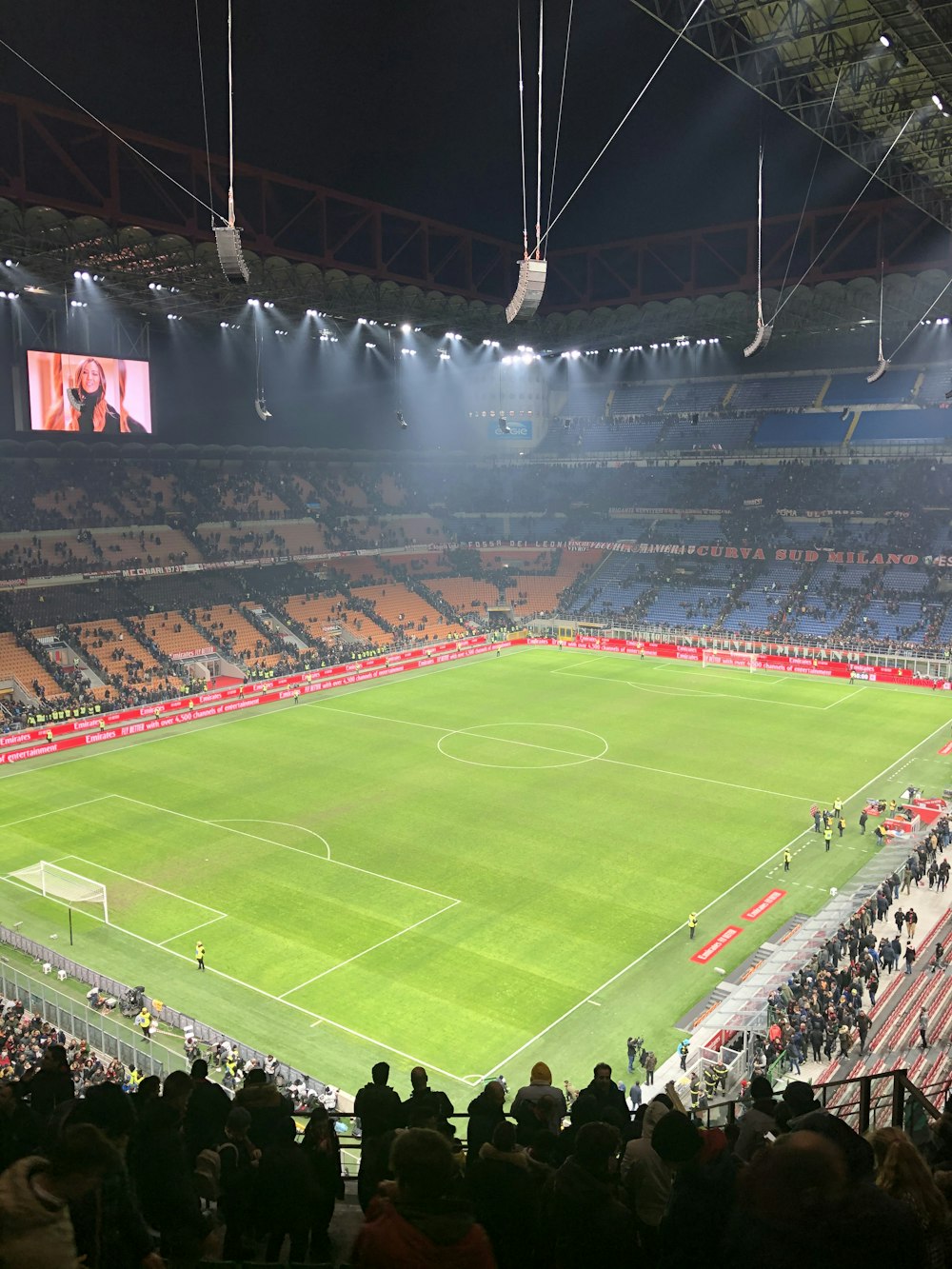 Persone che guardano la partita di calcio allo stadio