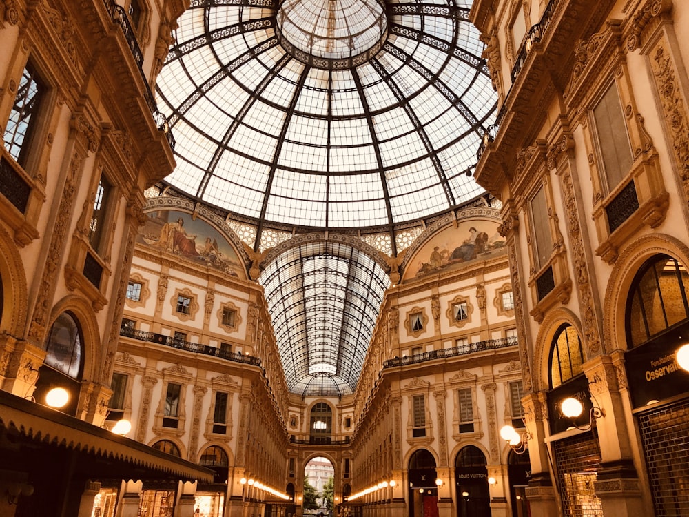 edificio in cemento marrone durante il giorno