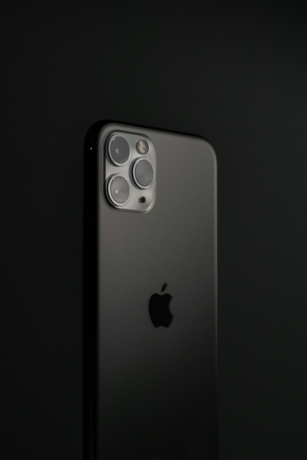 iPhone 6 plateado sobre superficie negra