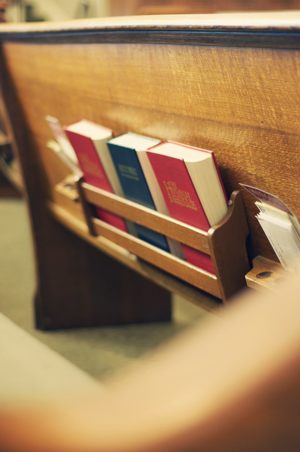 Libros en estantería de madera marrón