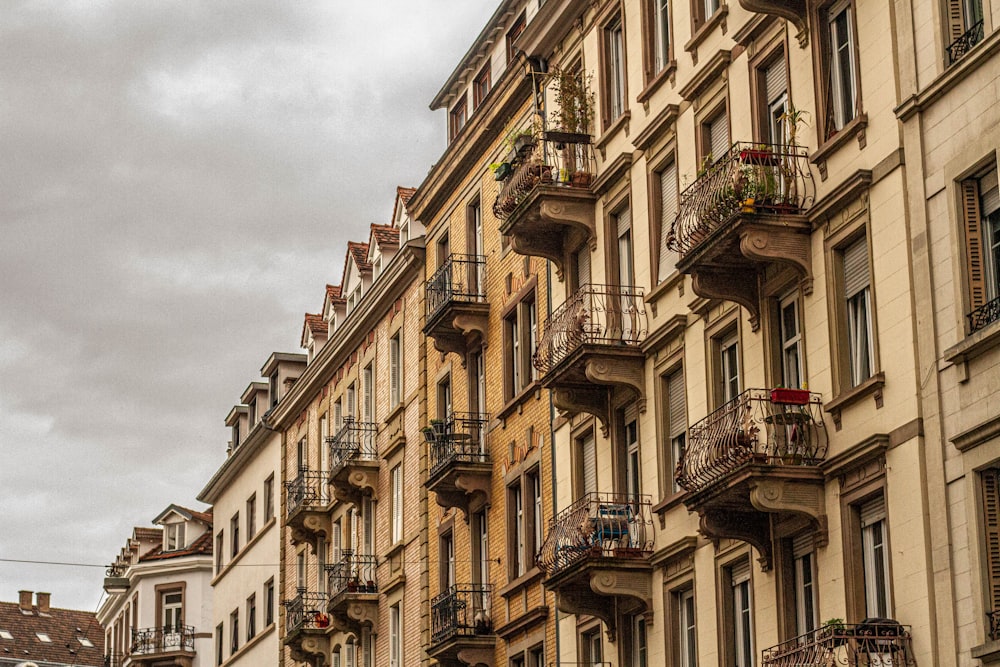 Edificio de hormigón beige bajo nubes blancas durante el día