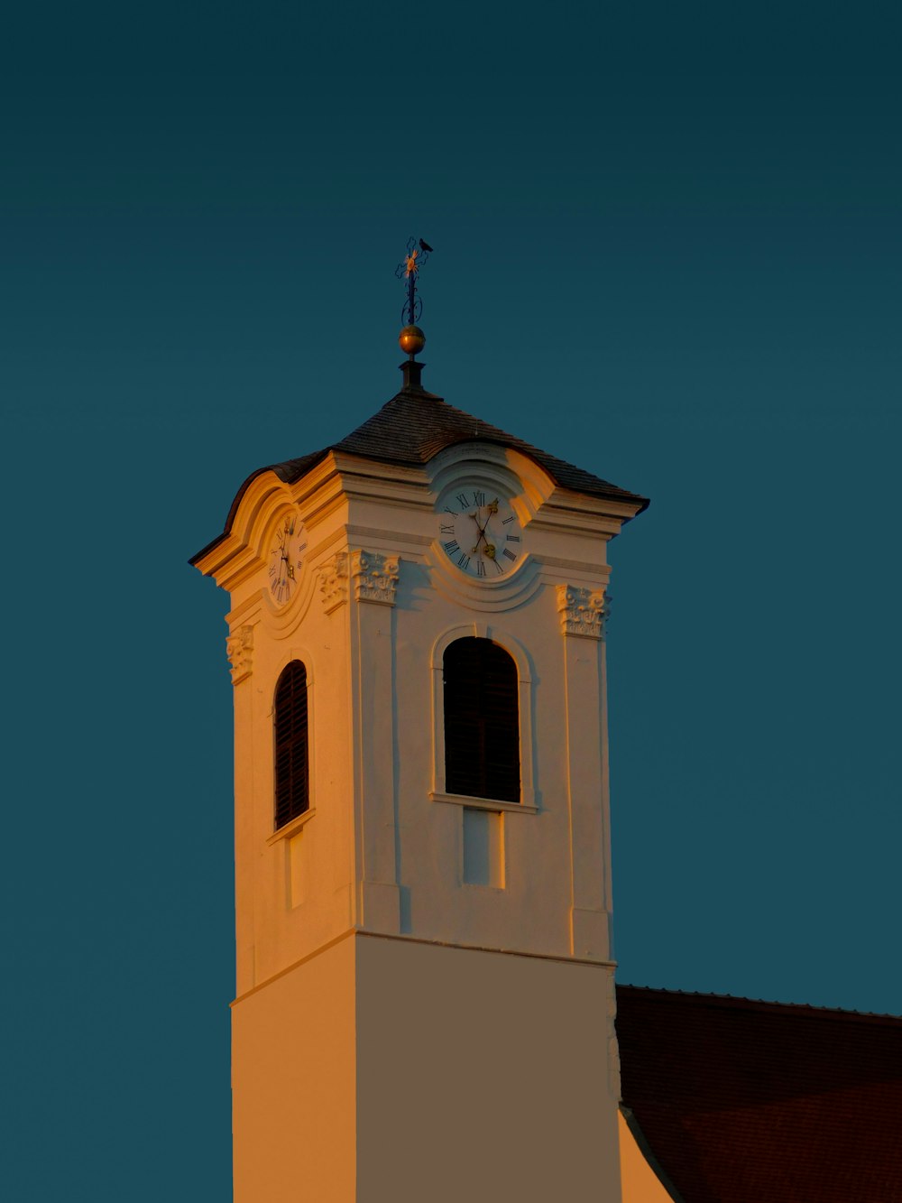 Iglesia de hormigón blanco bajo el cielo azul durante el día