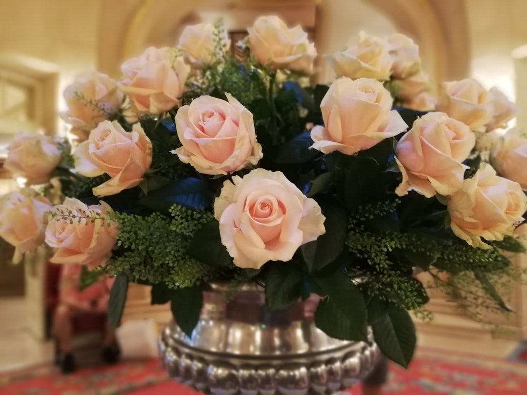 white and pink roses in clear glass vase