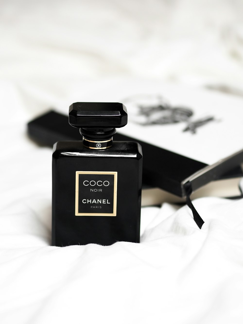 frasco de perfume preto e dourado