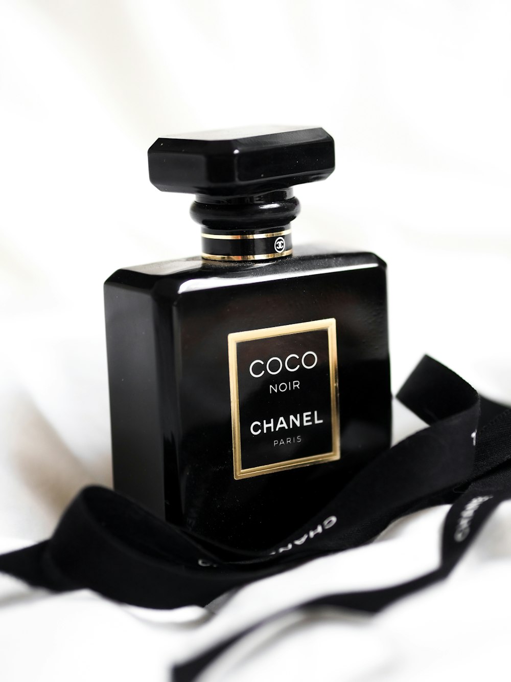 frasco de perfume preto e dourado