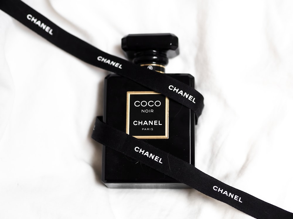 eine Chanel-Flasche mit einem schwarzen Schlüsselband drumherum