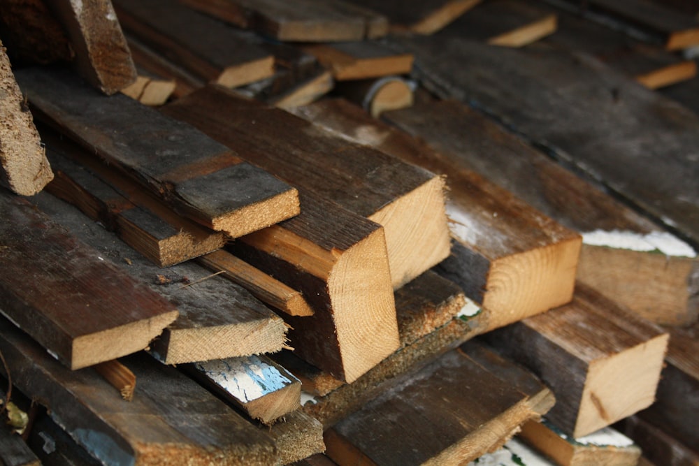 bloques de madera marrón sobre mesa de madera marrón