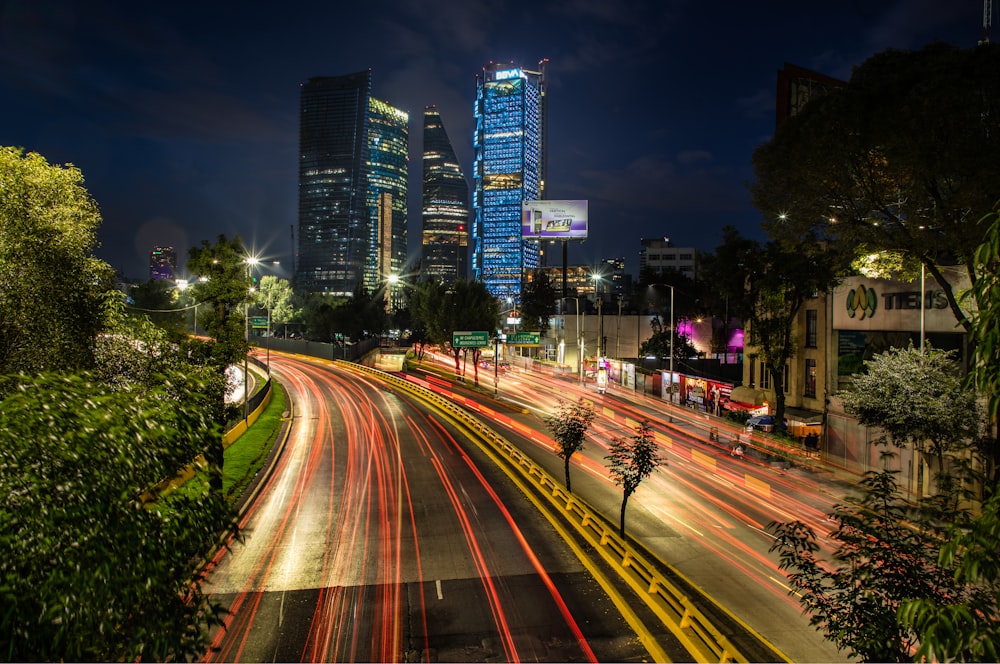 Fotografia time lapse della città durante la notte