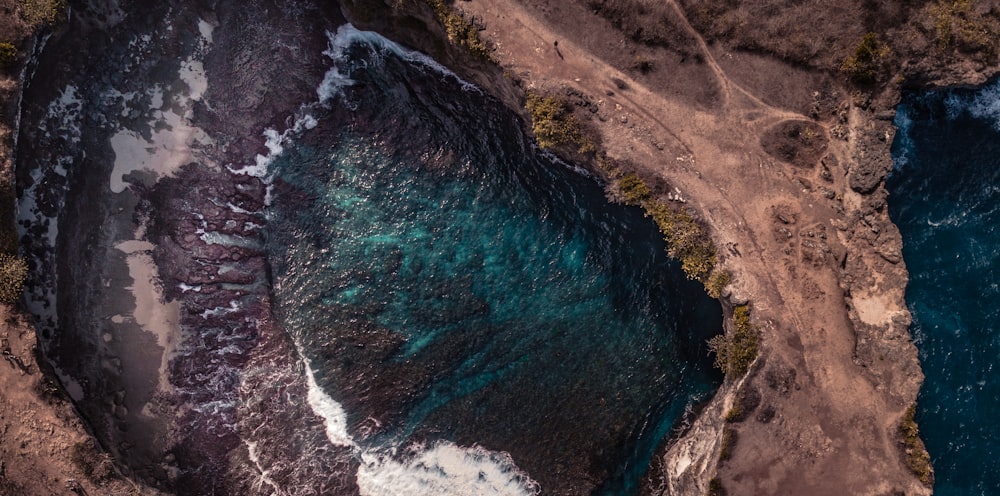 Veduta aerea delle onde dell'oceano che si infrangono sulla riva durante il giorno