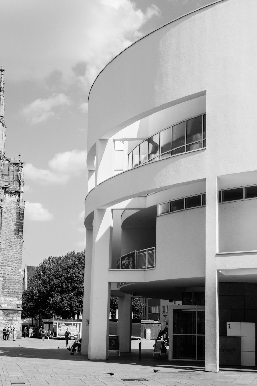 foto in scala di grigi di un edificio in cemento