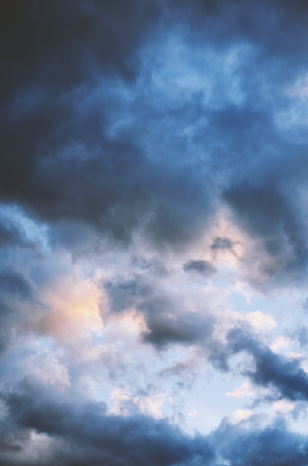 nubes blancas y cielo azul