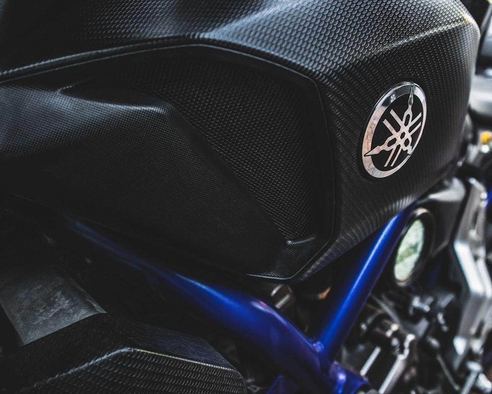 motocicleta negra y azul en fotografía de primer plano